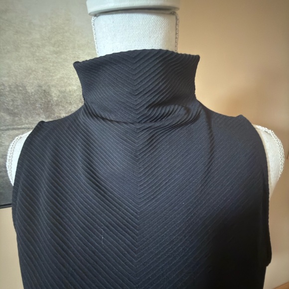 Athleta Black Sleeveless Women's Top! Beautiful - Picture 4 of 8